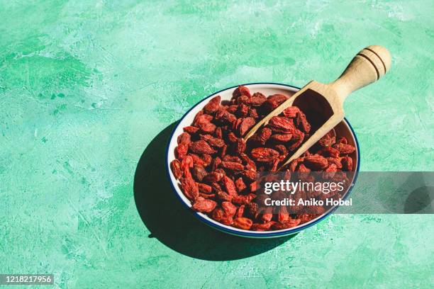 goji berries - bocksdornfrucht stock-fotos und bilder