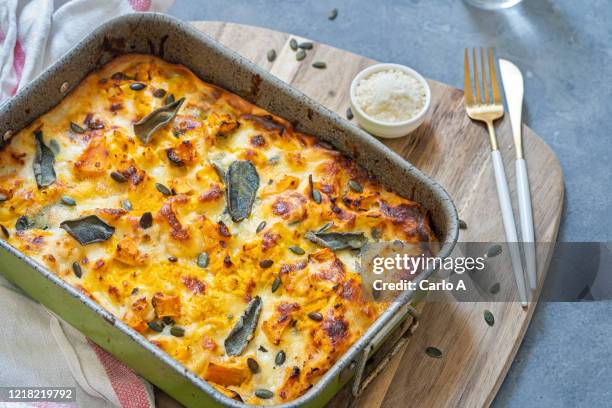 butternut squash lasagna - lasagna fotografías e imágenes de stock