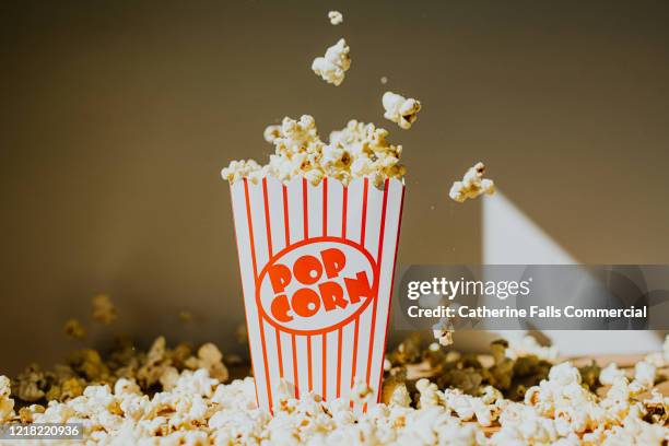 falling popcorn - festival de film fotografías e imágenes de stock