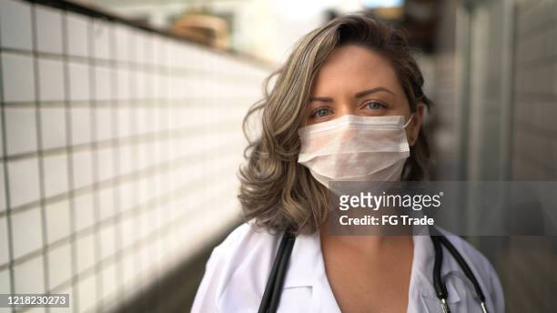retrato de visitante de saúde durante visita domiciliar - female surgeon mask - fotografias e filmes do acervo