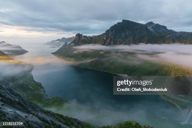 schilderachtige mening van eiland senja in noorwegen - senja stockfoto's en -beelden