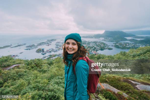 vrouw op berg reinebringen op eiland lofoten - traditionally norwegian stockfoto's en -beelden