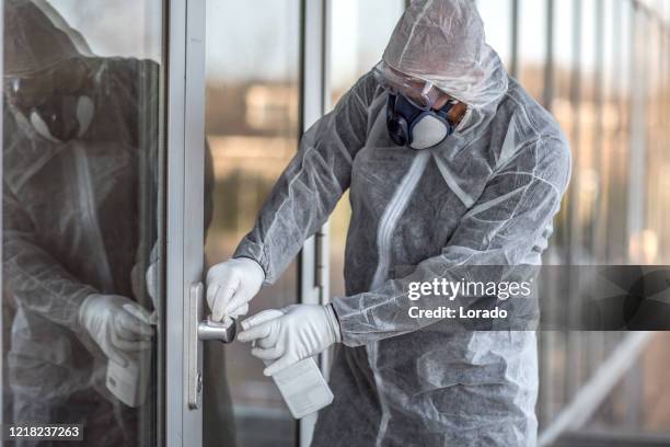 en manlig viktig arbetstagare bär en ansiktsmask under virusutbrott - renrumsdräkt bildbanksfoton och bilder