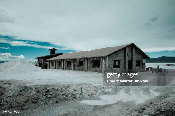 former hotel made of salt blocks, salinas grande, jujuy province, argentina - salinas grandes stockfoto's en -beelden