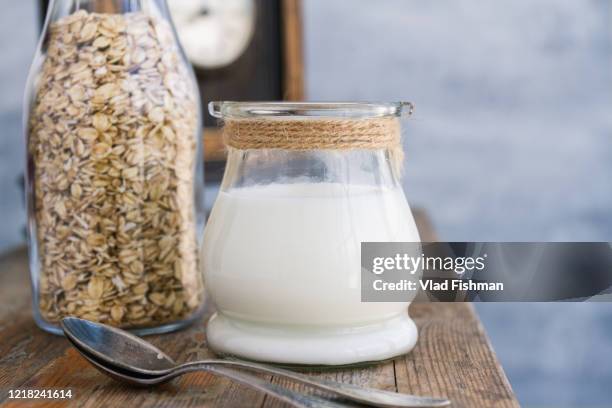 oat milk - hafermilch stock-fotos und bilder