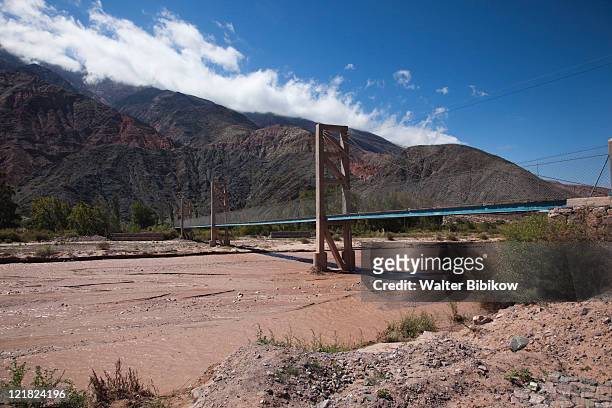 footbridge over the rio grande, purmamarca, quebrada de humamuaca canyon, jujuy province, argentina - provinz jujuy stock-fotos und bilder
