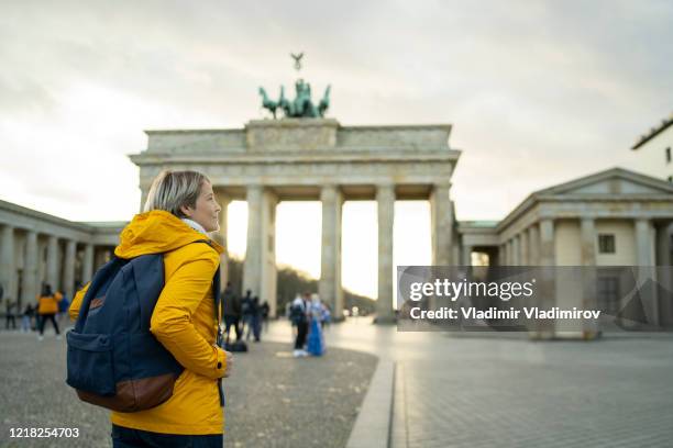 tourist in berlin - pariser platz stock-fotos und bilder