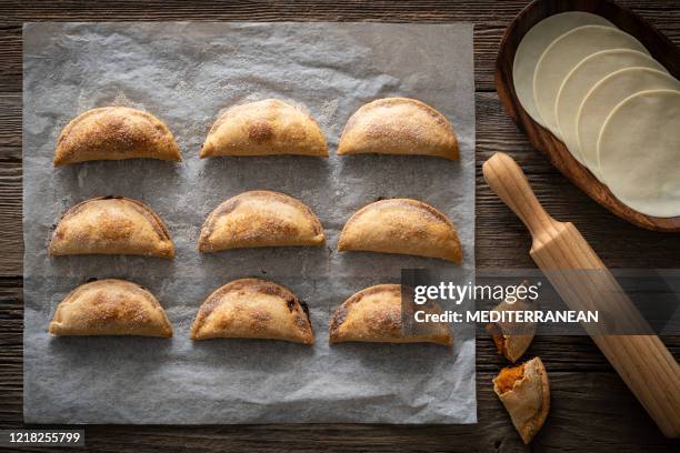 gebratene süßkartoffel patties kuchen empanadas essen hausgemacht - baked sweet potato stock-fotos und bilder