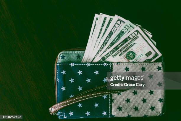 us currency sticking out of wallet - kapitalismus stock-fotos und bilder