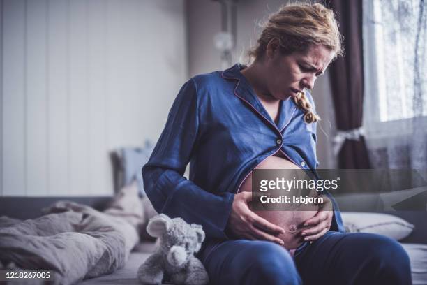 eine schwangere frau mit wehen. - labor childbirth stock-fotos und bilder
