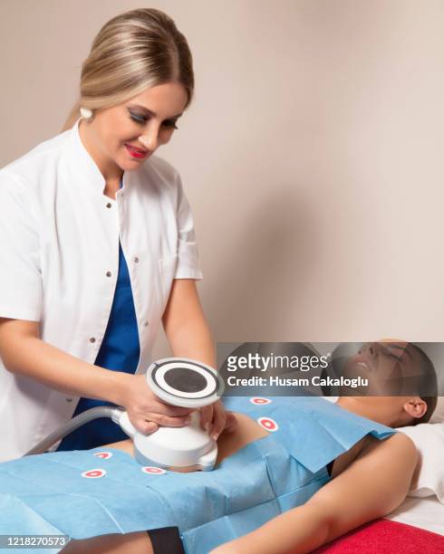 beauty therapist applying cold lipolysis. non-surgical fat reduction - fat hips stock pictures, royalty-free photos & images