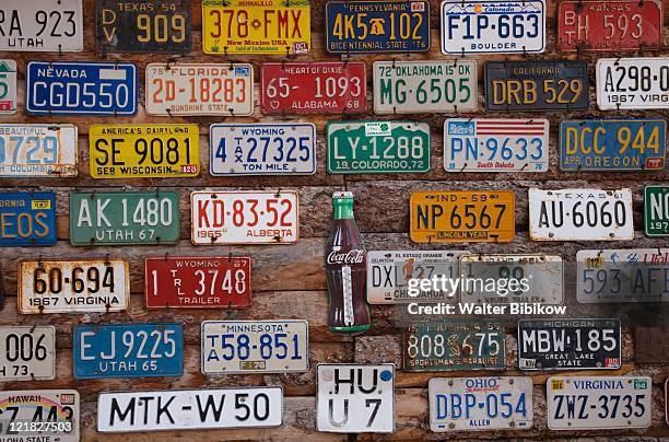 old license plates, hole in the rock tourist shop, moab, utah, usa - license plate stockfoto's en -beelden