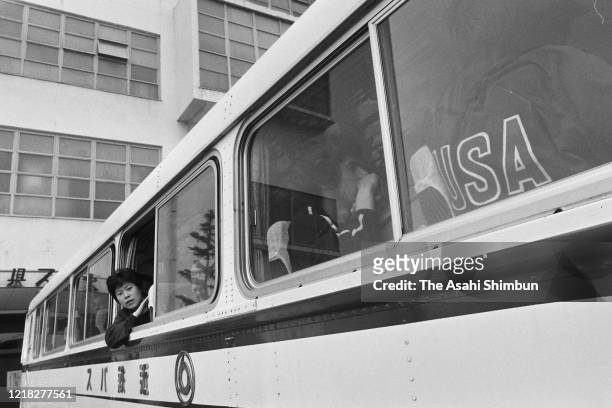 Glenn Cowan of the United State is seen on a bus for Chinese players as he missed a bus for the United States at Aichi Prefecture Gymnasium during...