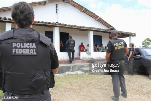 indigener stamm von bahia - bundespolizei stock-fotos und bilder