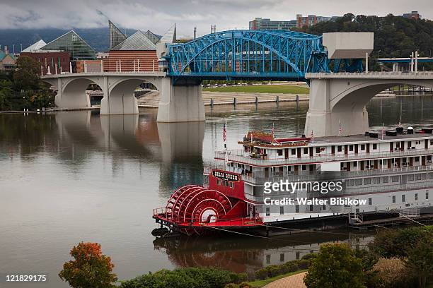 delta queen riverboat in tennessee river, chattanooga, tennessee, usa - paddleboat stock pictures, royalty-free photos & images