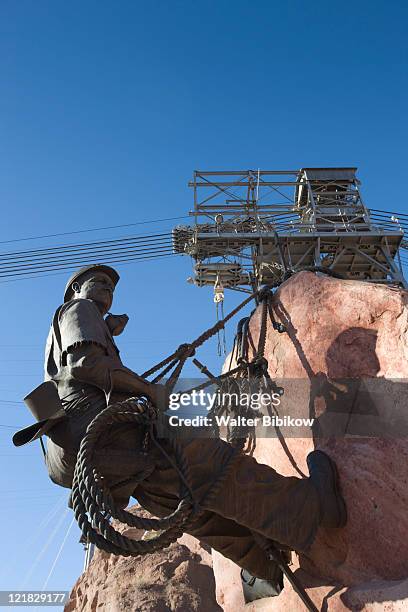 worker statue 'high scaler' by steven ligouri, hoover dam, boulder city, nevada, usa - hoover dam statues stock pictures, royalty-free photos & images