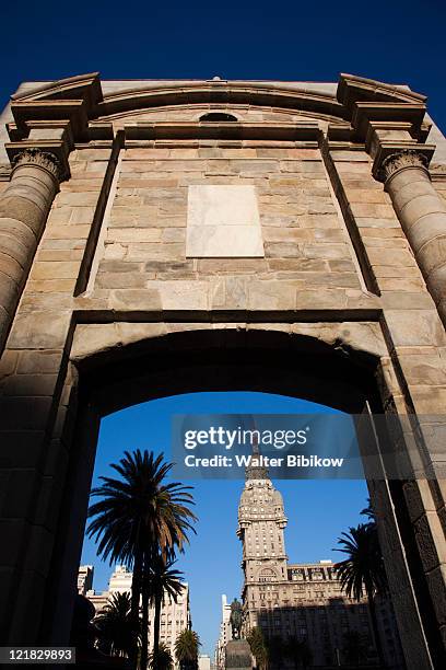 puerta de la ciudadela old city gate and palacio salvo building, montevideo, uruguay, february 2009 - puerta entrada - fotografias e filmes do acervo