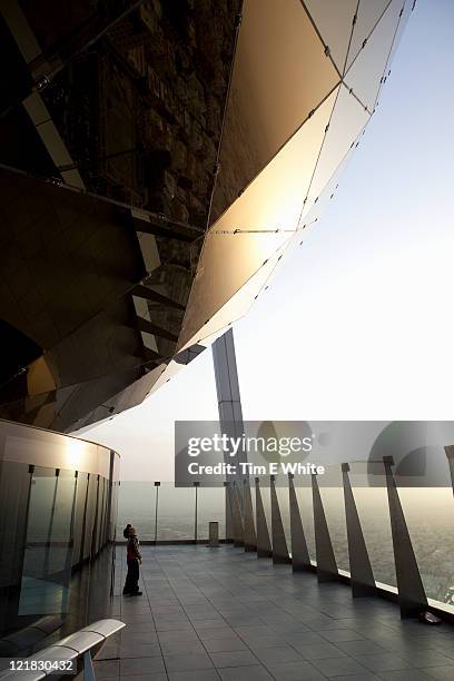 view from the al-faisaliah  (globe) tower, riyadh, saudi arabia - saudi arabia city stockfoto's en -beelden