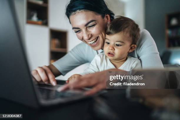 trabajar en casa mamá - madre ama de casa fotografías e imágenes de stock