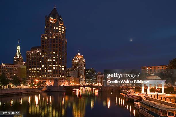 100 e. wisconsin bldg, downtown from riverwalk - milwaukee wisconsin stock pictures, royalty-free photos & images