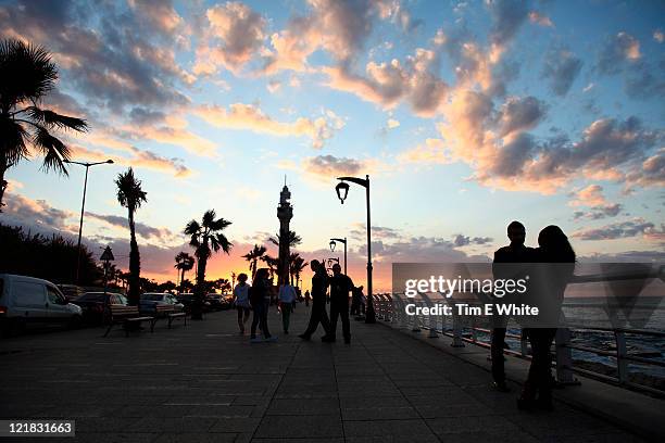 corniche at sunset, beirut, lebanon - beiroet beach stockfoto's en -beelden