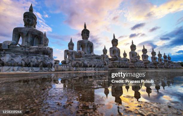 buddha statue and blue sky, nakhon si thammarat province, thailand - boeddha's verjaardag stockfoto's en -beelden