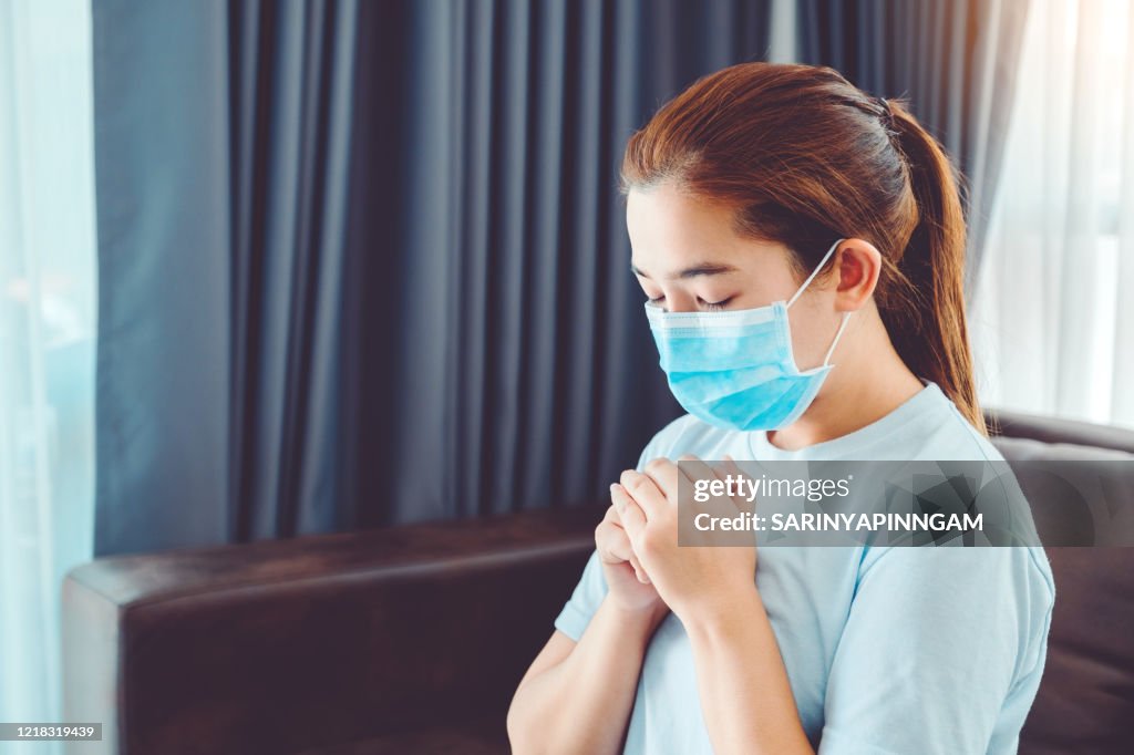冠狀病毒停止感染。亞洲婦女戴著面具祈禱病毒感染者幫助我們擊敗COVID-19