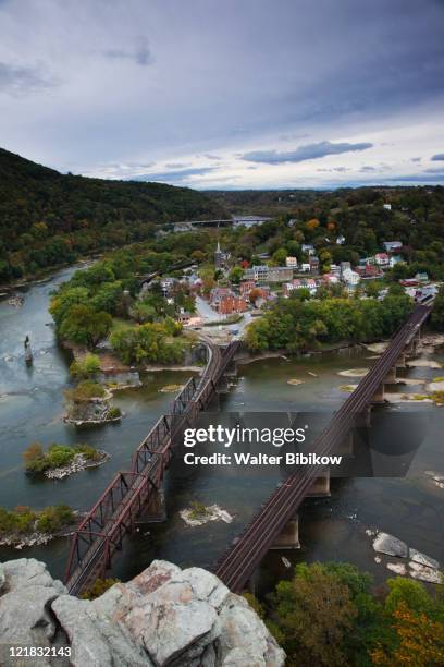 high angle view from the maryland rocks, harpers ferry national historic park, harpers ferry, west virginia, usa - west virginia v maryland stock-fotos und bilder