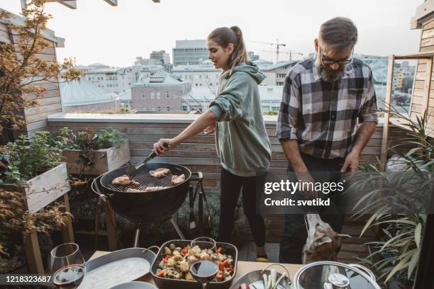 barbecue während der isolation - grillen balkon stock-fotos und bilder