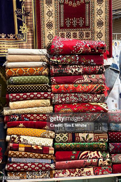 rugs on market stall, al-balad, old town, jeddah, saudi arabia, middle east - jiddah - fotografias e filmes do acervo