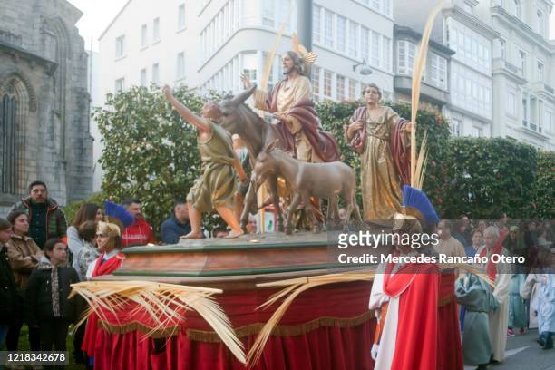 desfile de semana santa, "la borriquita" en la calle de lugo. - jesus riding on a donkey fotografías e imágenes de stock