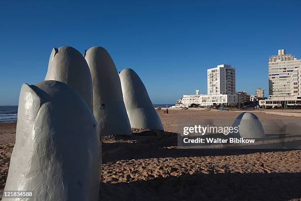 Cientos de turistas visitan durante todo el día la costa de Punta del Este