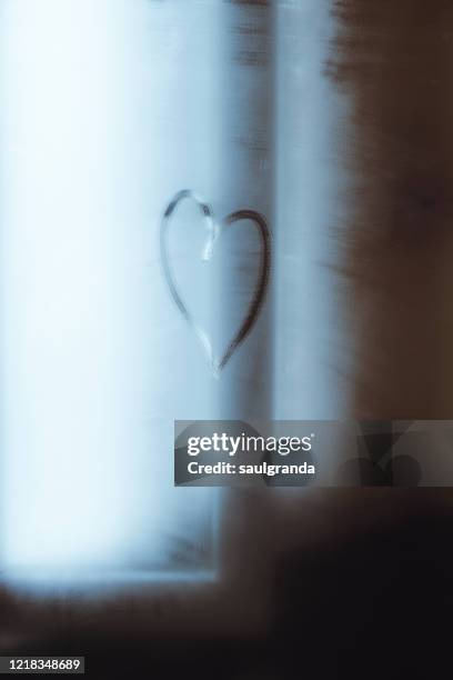 heart drawn in a mirror with steam - mirror steam stockfoto's en -beelden
