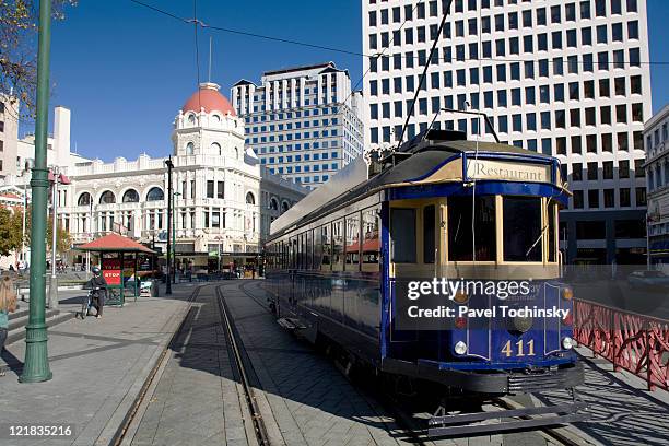 tram, cathedral square, christchurch, south island, new zealand. - christchurch foto e immagini stock