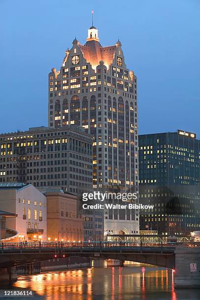 100 e. wisconsin bldg, downtown from riverwalk - night 100 stock pictures, royalty-free photos & images