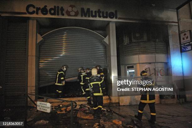 Des pompiers interviennent sur un feu allumé par des militants indépendantistes corses, le 15 janvier 2010, sur l'artère principale de Bastia, à...