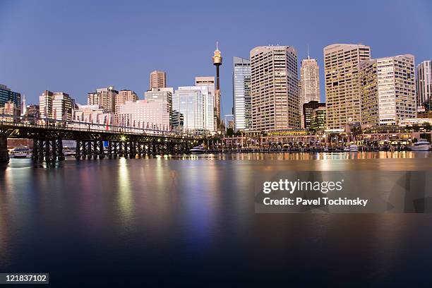 sydney harbour, city skyline, sydney, new south wales, australia - torre de centerpoint fotografías e imágenes de stock
