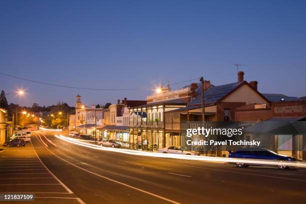 historic town of beechworth, famous for its major growth during the gold rush days of the 1850s, victoria, australia - victoria australia photos et images de collection