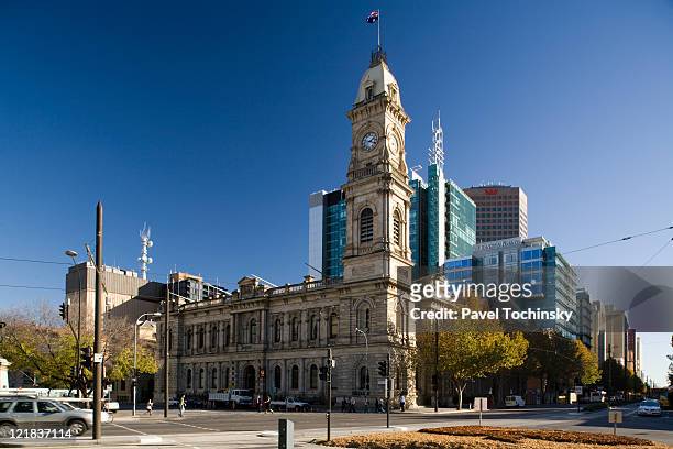 adelaide town hall at victoria square, adelaide, south australia, australia - adelaide fotografías e imágenes de stock
