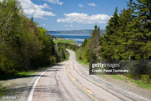 empty road, novia scotia, canada - neuschottland stock-fotos und bilder