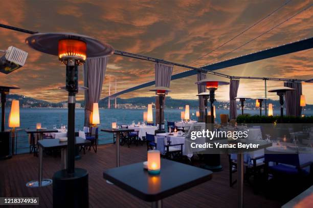 luxuriöses restaurant und nachtclub in bosporus istanbul türkei - ereignis atmosphäre stock-fotos und bilder