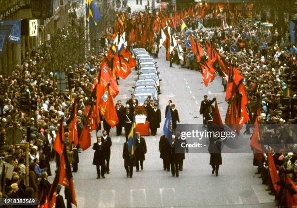 Picture taken on March 15, 1986 shows the cortege with Sweden's Prime minister Olof Palme coffin to the burial at Adolf Fredrikskyrkogård in...