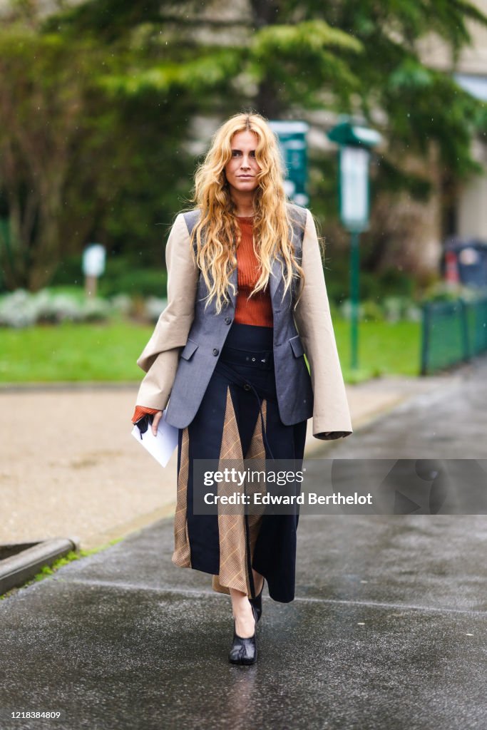 Street Style - Paris Fashion Week - Womenswear Fall/Winter 2020/2021 : Day Three