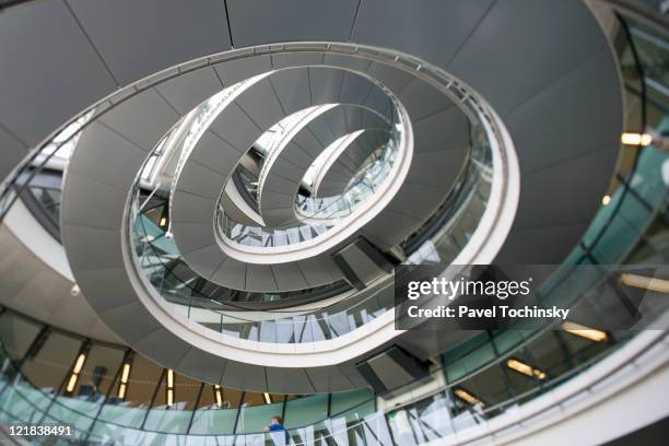 circular ramps in london city hall, designed by norman foster, london, uk, 2008 - norman foster fotografías e imágenes de stock