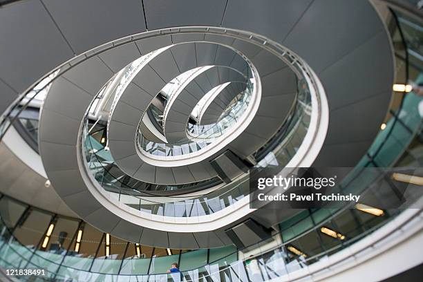 circular ramps in london city hall, designed by norman foster, london, uk, 2008 - overheidsberoep stockfoto's en -beelden