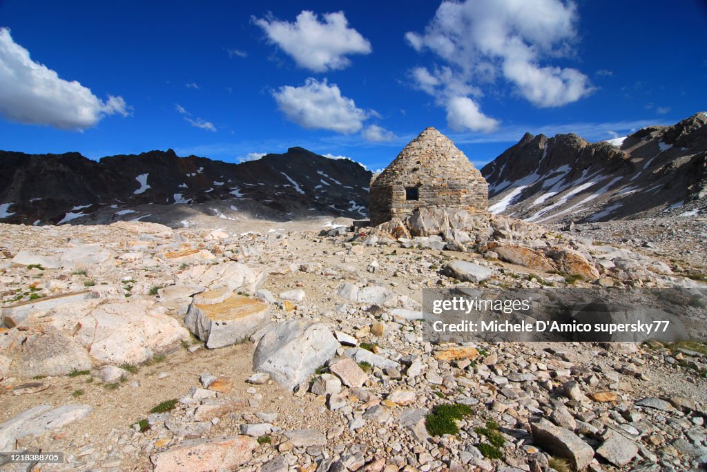 The emergency beehive hut at Muir Pass