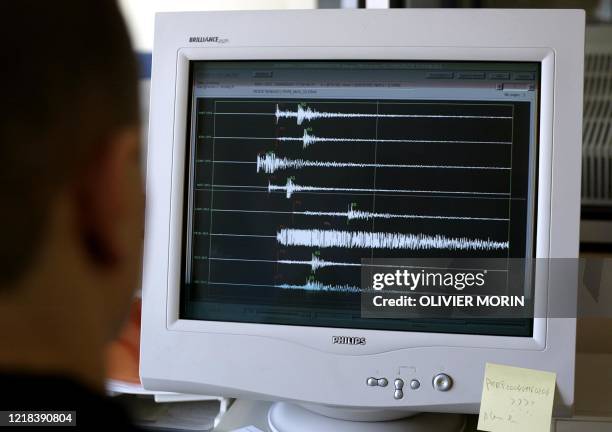 Un technicien du Réseau National de Surveillance Sismique de Strasbourg, regarde, le 24 février 2004 sur un écran, la magnitude du séisme qui a eu...