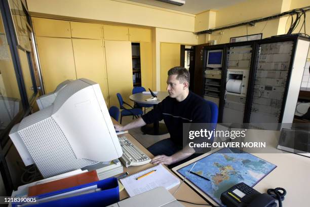 Un technicien du Réseau National de Surveillance Sismique de Strasbourg, montre, le 24 février 2004 sur un écran, la magnitude du séisme qui a eu...