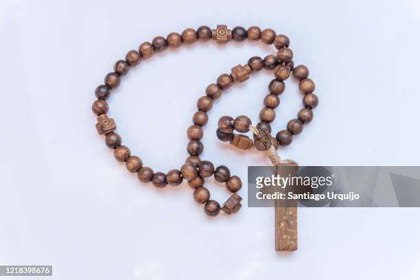 close-up of rosary beads - rosary beads fotografías e imágenes de stock