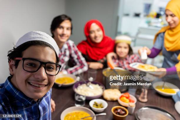 selfie photo of family over iftar table - arab teen photos et images de collection